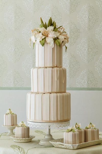 Wedding cake con lilium di pasta di zucchero di Alessandra Frisoni